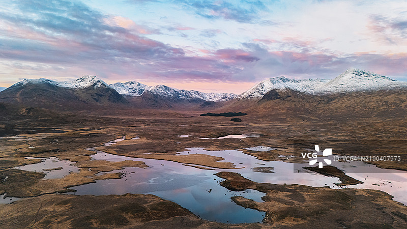 在苏格兰高地的拉诺赫沼泽上空，日出时分俯瞰洛赫巴的美丽无人机/空中视角图片素材