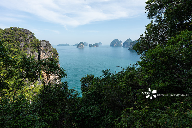 从热带岛屿俯瞰的穆克昂通国家海洋公园令人叹为观止的景色图片素材