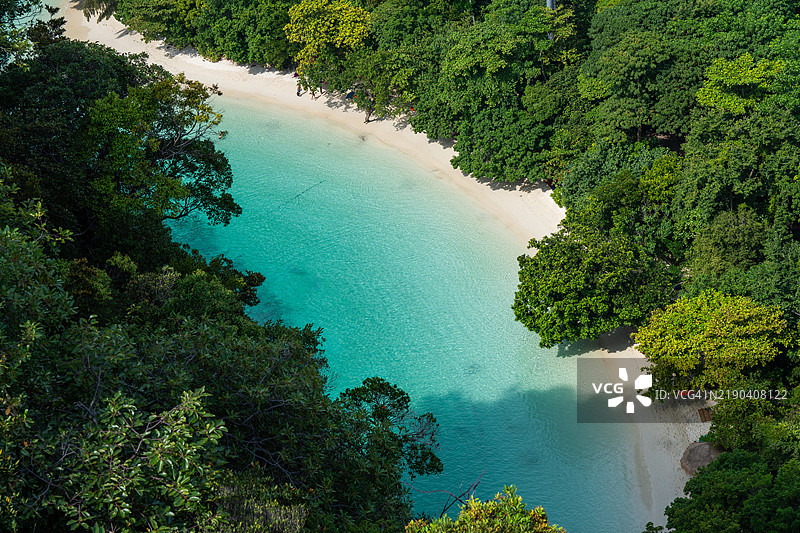 游客们在泰国热带天堂享受清澈的水域图片素材