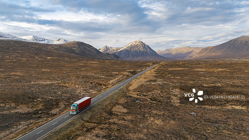 冬季早晨，苏格兰格伦科谷（Glencoe Valley）A82公路上的卡车航拍视角图片素材