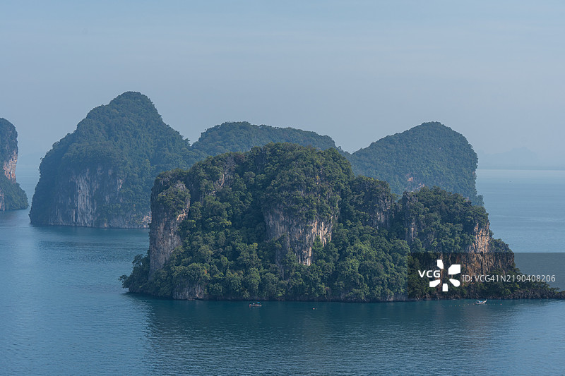 泰国蓝色海洋中浮现的穆科安通国家海洋公园岛屿图片素材