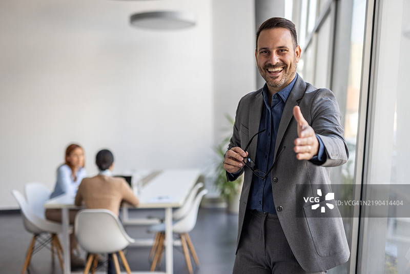职业肖像，中年商人在办公室内图片素材