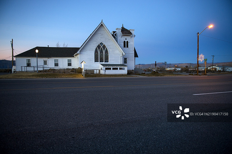 教堂和圣诞装饰灯图片素材