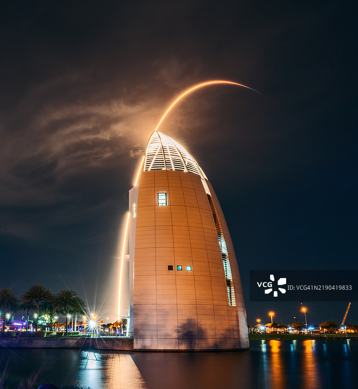 夜空下，照亮的建筑物低角度视图，佛罗里达州卡纳维拉尔角，美国图片素材