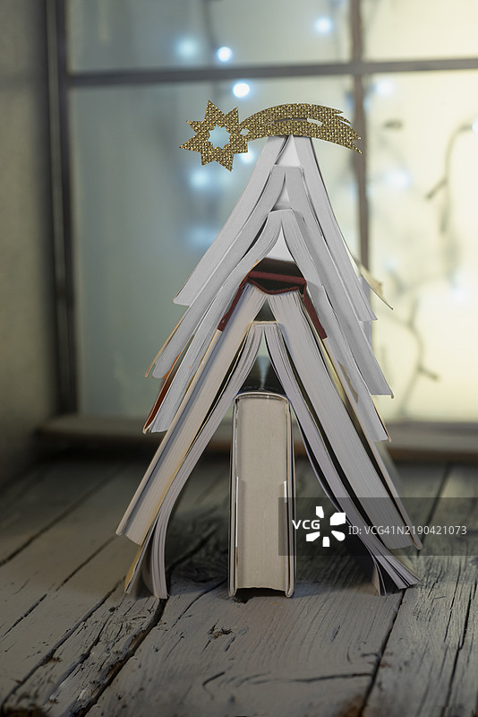 由打开的书籍组成的极简主义圣诞树图片素材