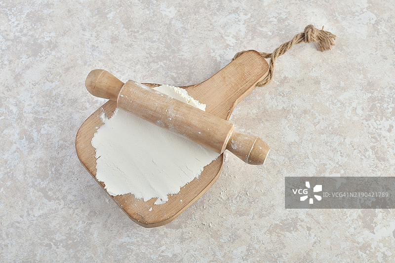 高角度视图的擀面杖放在桌子上图片素材
