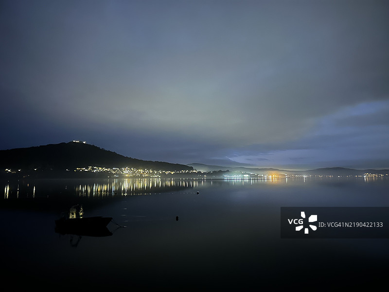 米尼奥河的夜景，映照着西班牙海岸的灯光，卡明哈，葡萄牙图片素材