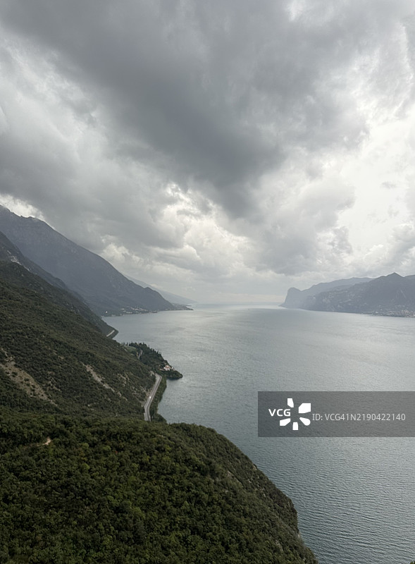从意大利纳戈-托尔博莱附近的山上俯瞰加尔达湖的风景图片素材