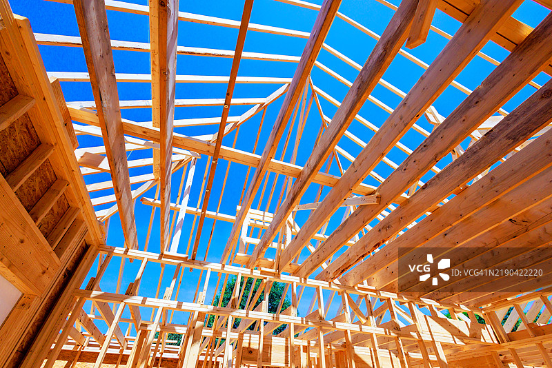 一个由木梁构成的开放式屋顶结构，具有逐步发展的结构设计图片素材