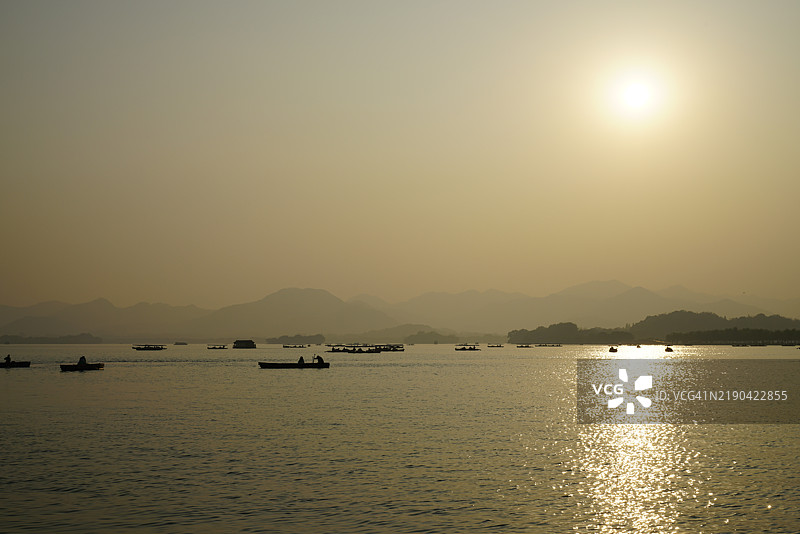 西湖在日落时分的清澈天空下的美丽景色， 中国图片素材
