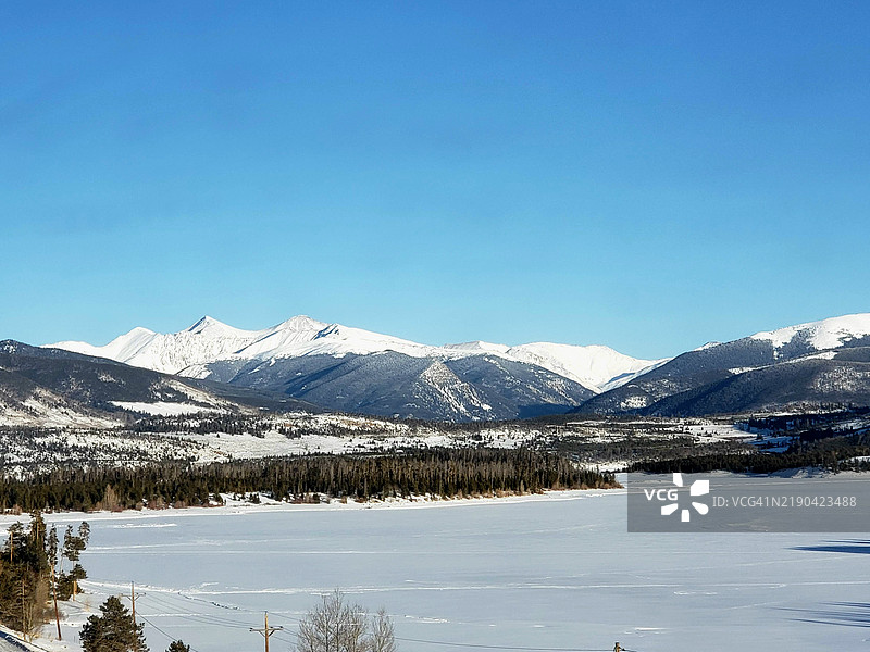 雪山与晴空的美丽景色，科罗拉多州，萨米特县，美国图片素材