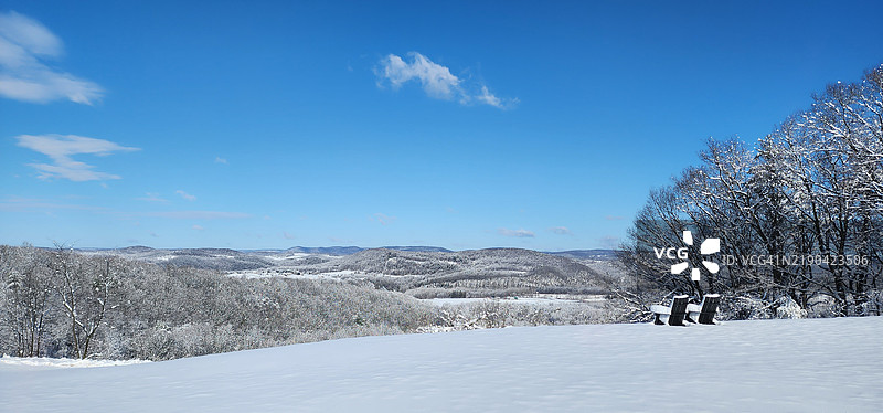 蓝天下被雪覆盖的风景如画的景观，蒙图尔斯维尔，宾夕法尼亚州，美国图片素材
