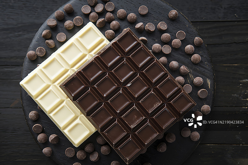 几块黑巧克力和牛奶巧克力的照片图片素材