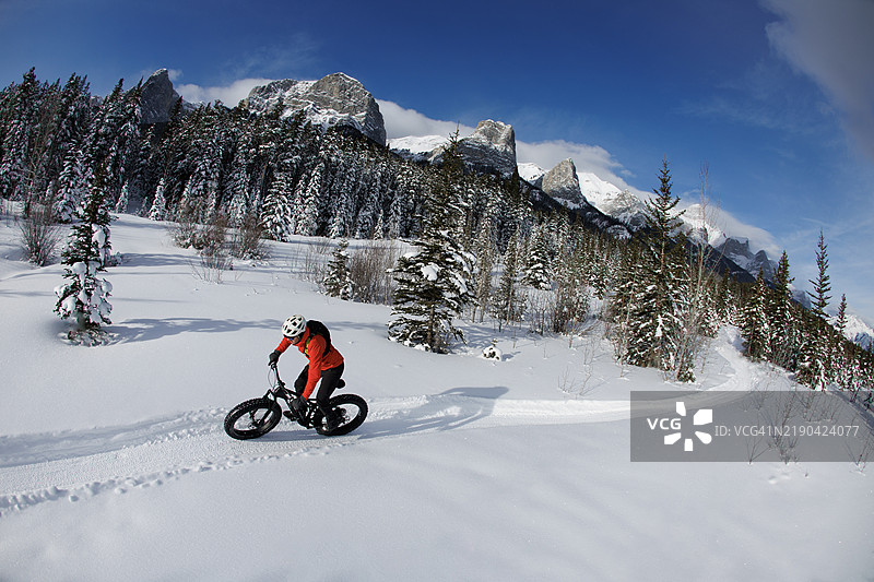 落基山冬季胖轮自行车骑行图片素材