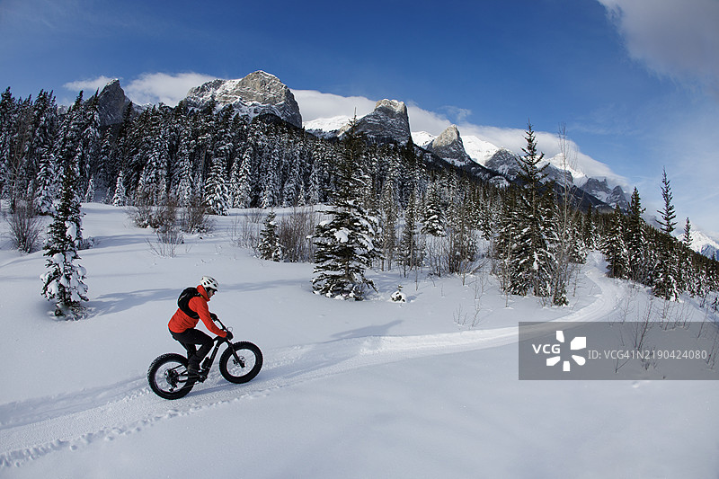 落基山冬季胖轮自行车骑行图片素材