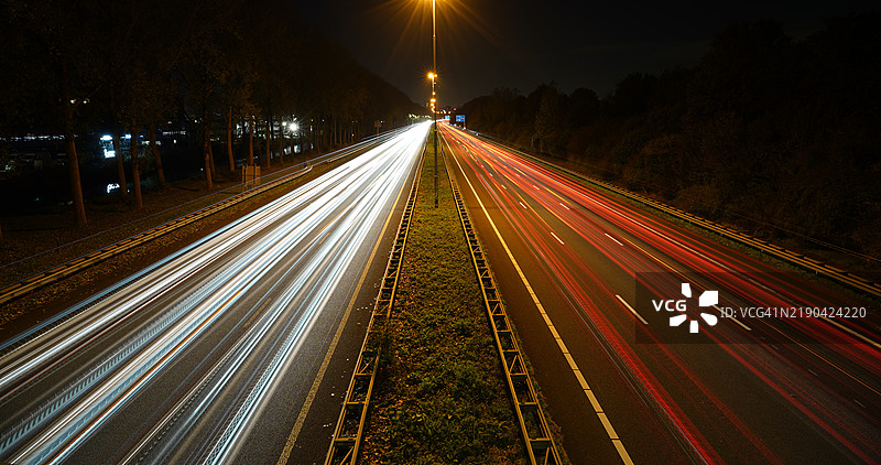 高速公路上光轨的高角度视图图片素材