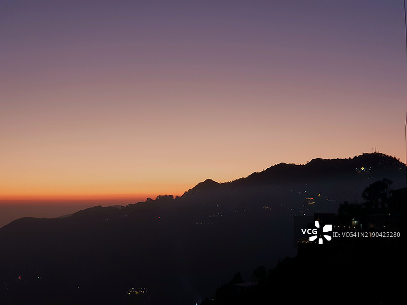 喜马拉雅山脉在日落时分的壮丽景色图片素材