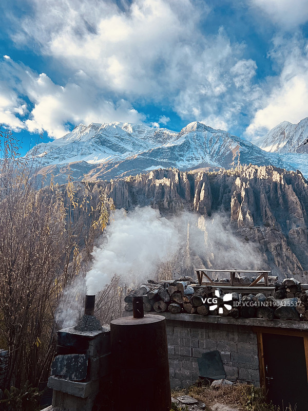 喜马拉雅山脉的雪山美景与天空，甘达基，尼泊尔图片素材