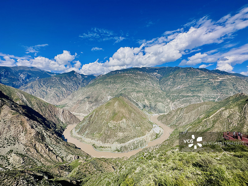 高角度俯瞰蓝天下的风景，德钦，云南，中国图片素材
