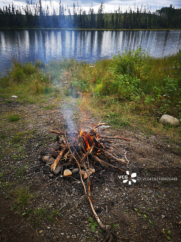 高角度视图的田野篝火图片素材