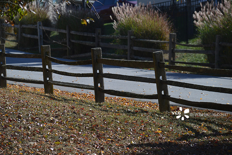 公共公园中的木栅栏图片素材