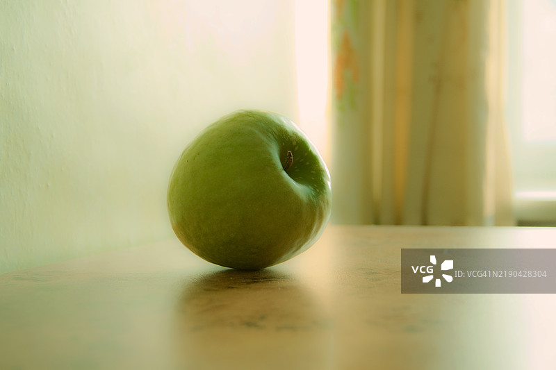 桌子上的绿色苹果图片素材