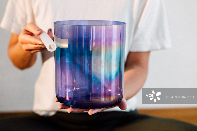 瑜伽老师使用音碗图片素材