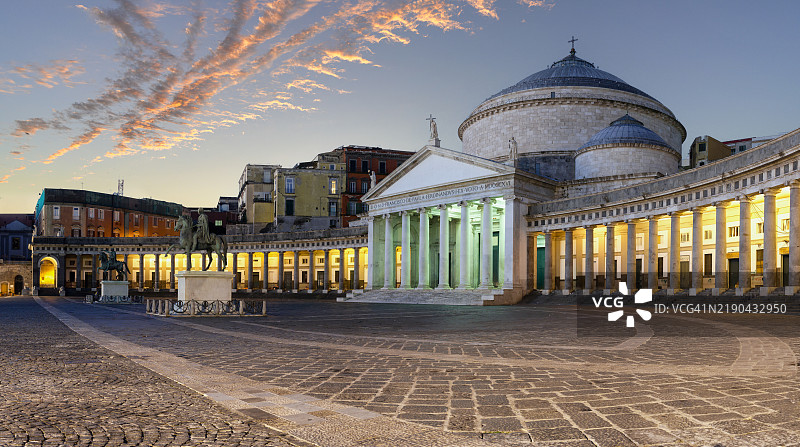 那不勒斯公民广场的拱廊在黎明时分图片素材