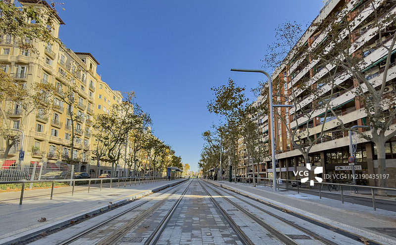 巴塞罗那市的新电车线路图片素材