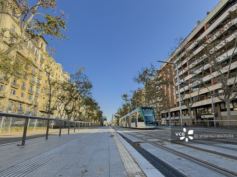 巴塞罗那市的新电车线路图片素材