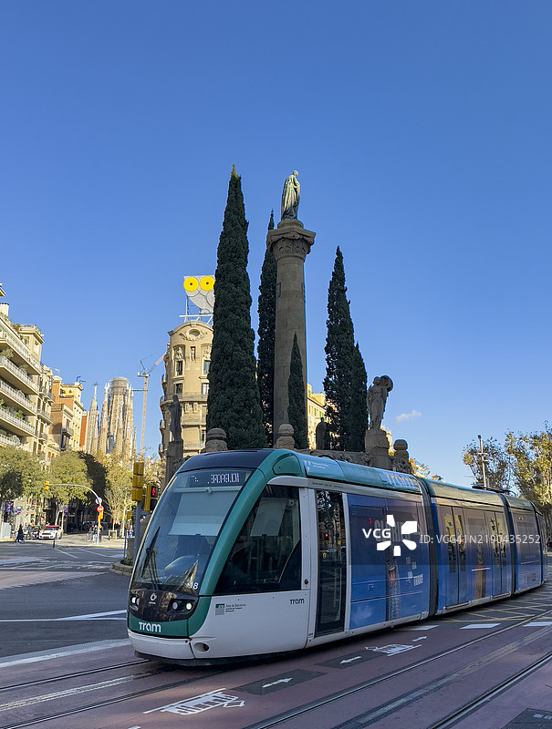 巴塞罗那市的新电车线路图片素材