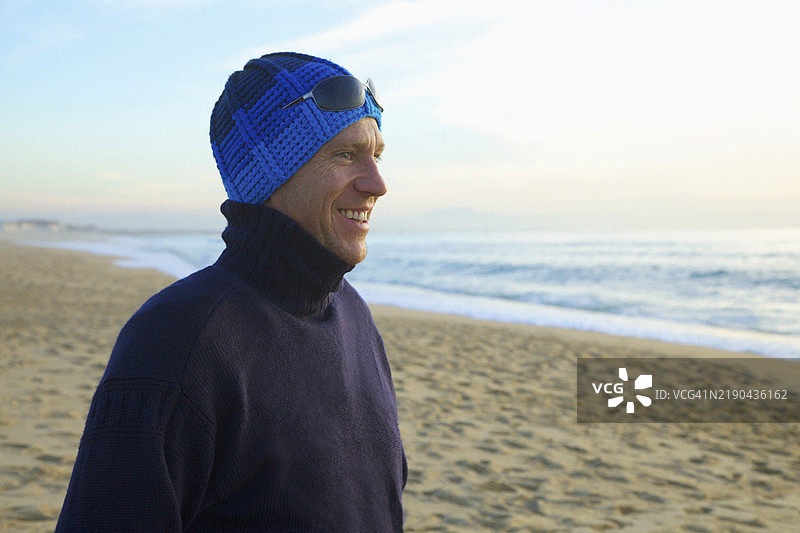 微笑的男人在海滩上图片素材