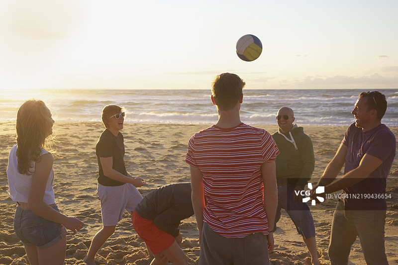 一群人在海滩上打排球图片素材
