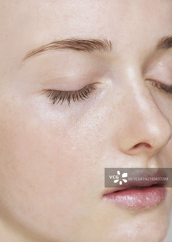 年轻女性的脸上覆盖着水滴图片素材