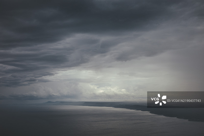 海上阴沉的乌云，戏剧性的自然照片背景。黑暗的暴风云背景。图片素材