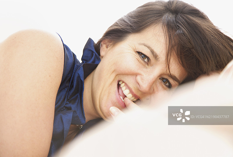 微笑的女人咬着手指图片素材