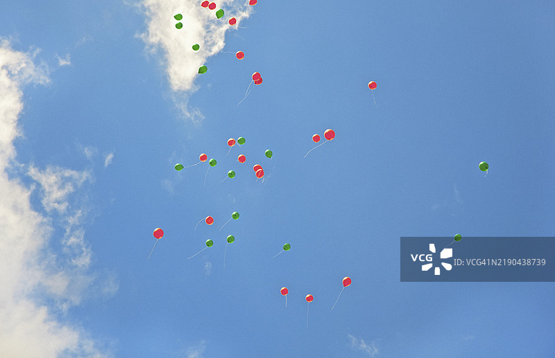 气球在多云的蓝天中飞翔图片素材