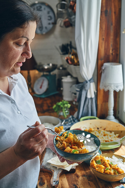 印度土豆花椰菜鸡肉咖喱配米饭图片素材