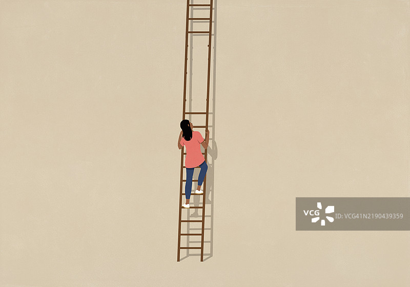 女人爬上梯子，仰望缺失的梯级图片素材