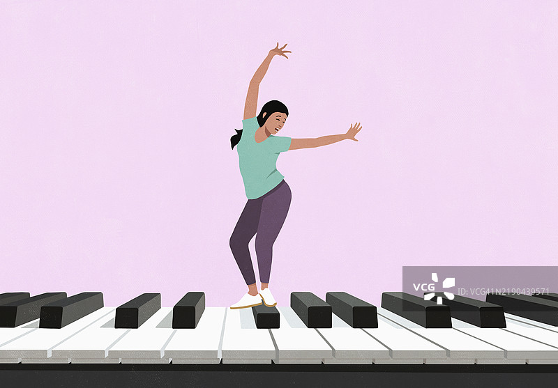 快乐、无忧无虑的年轻女性在粉色背景的大钢琴上跳舞图片素材