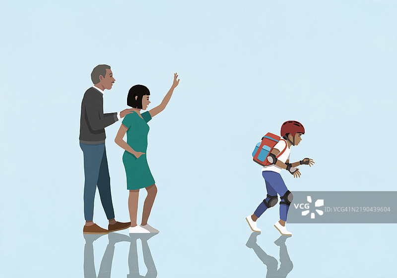 父母向骑着保护性头盔和护具的上学男孩挥手告别图片素材