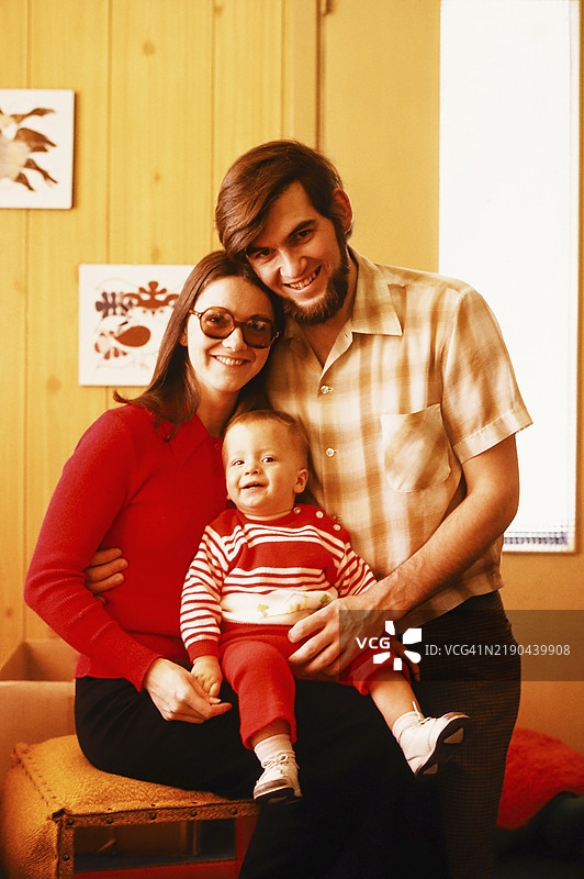 快乐的父母与可爱的幼儿儿子合影图片素材