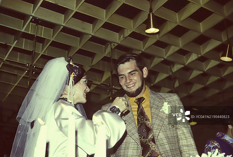 低角度视图下快乐的新娘和新郎在婚礼接待会上图片素材