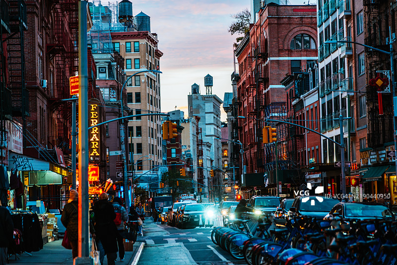 纽约市苏荷区充满活力的夜晚街景图片素材