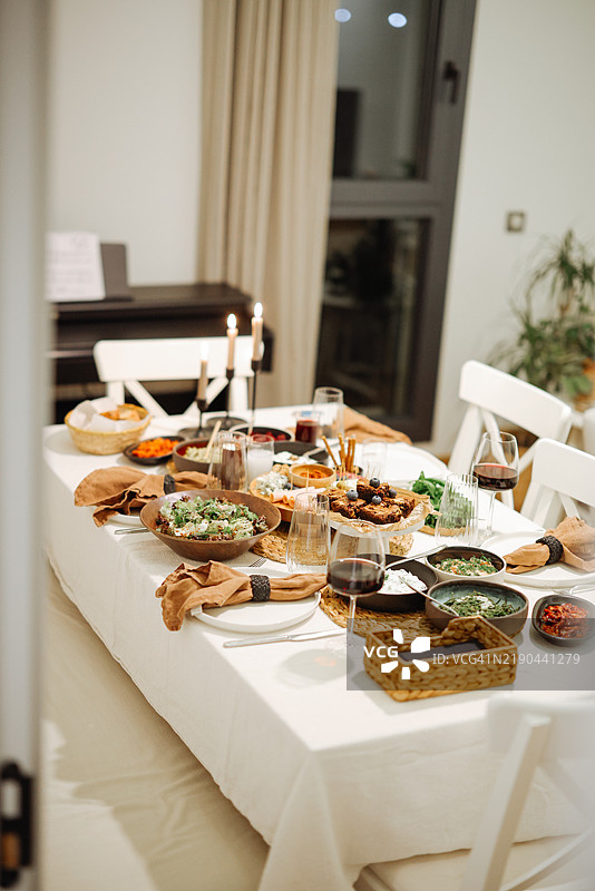 传统土耳其小菜和开胃菜在餐桌上图片素材