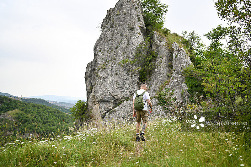 在山中旅行的男人。图片素材