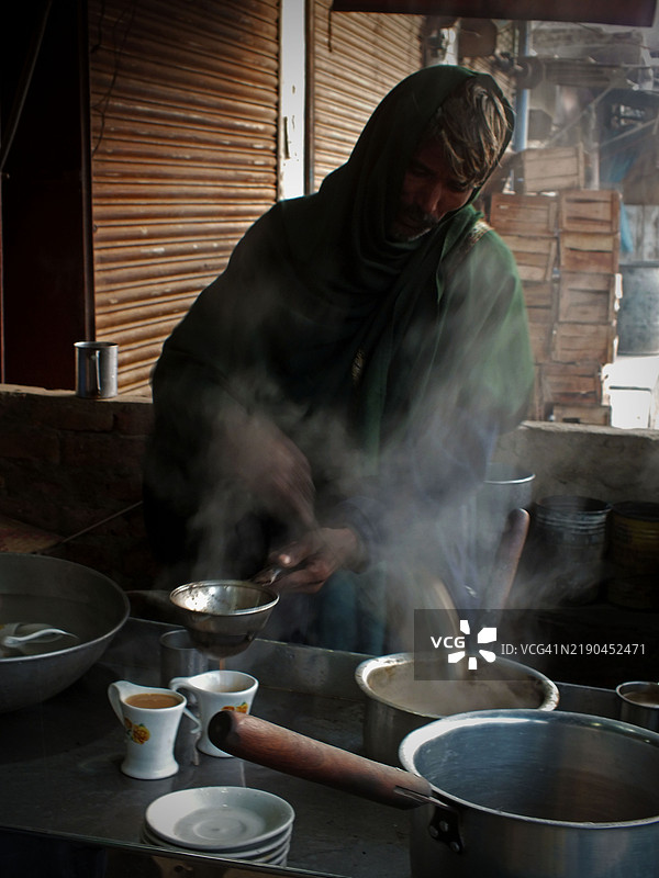 茶正在炉子上煮沸，火花四溅。图片素材