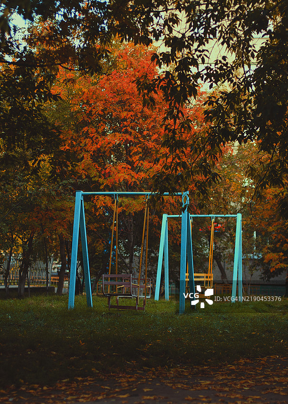秋天公园里的游乐场图片素材