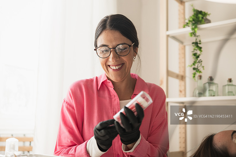 美容师在美容院为客户准备睫毛提升护理图片素材