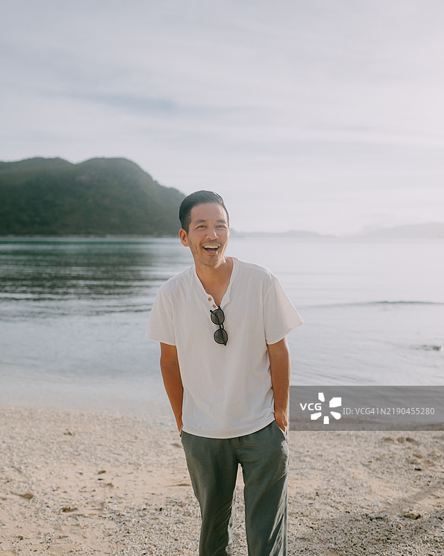 海滩上的日本男人图片素材